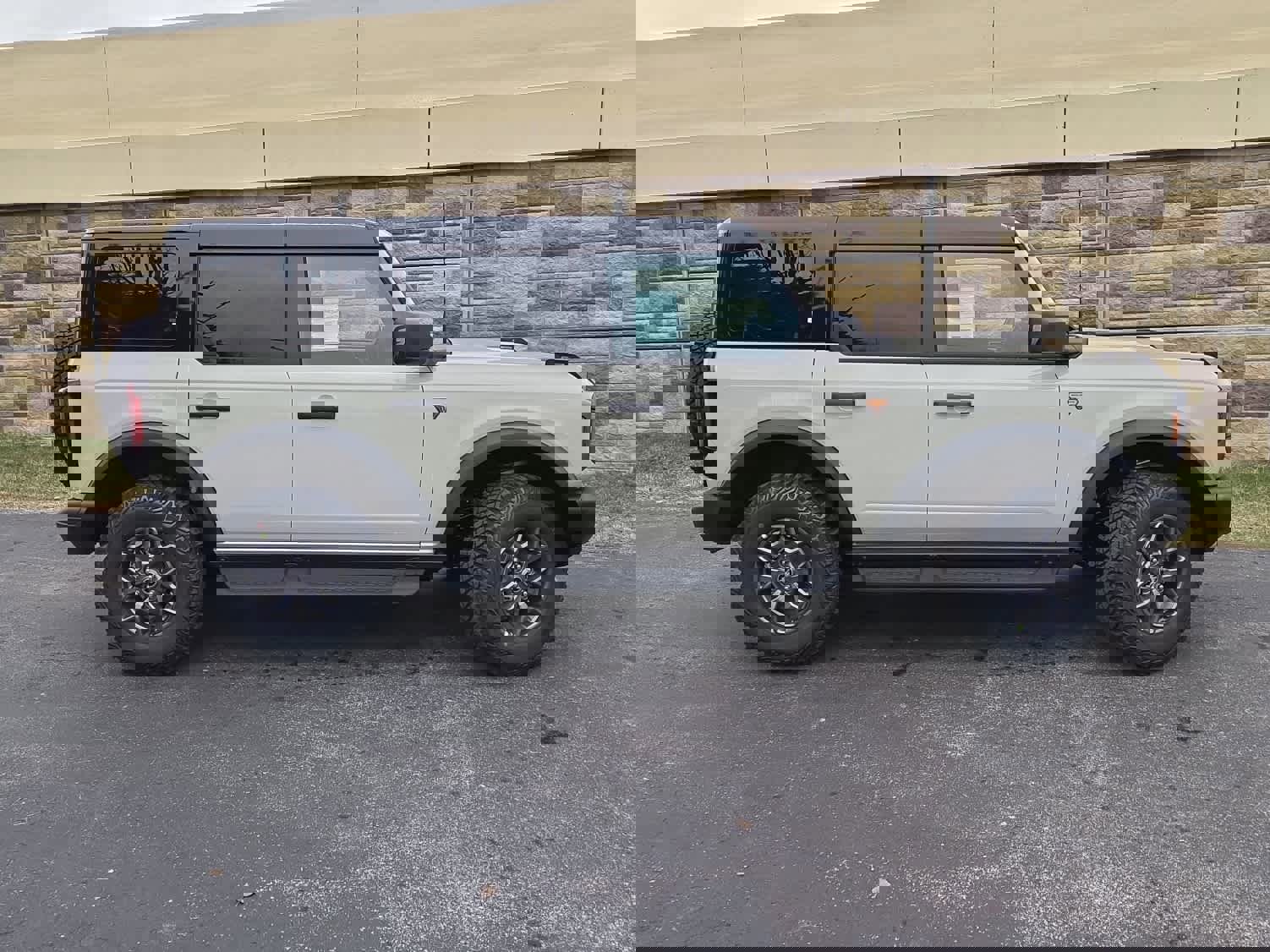 New 2025 Ford Bronco Badlands image 2