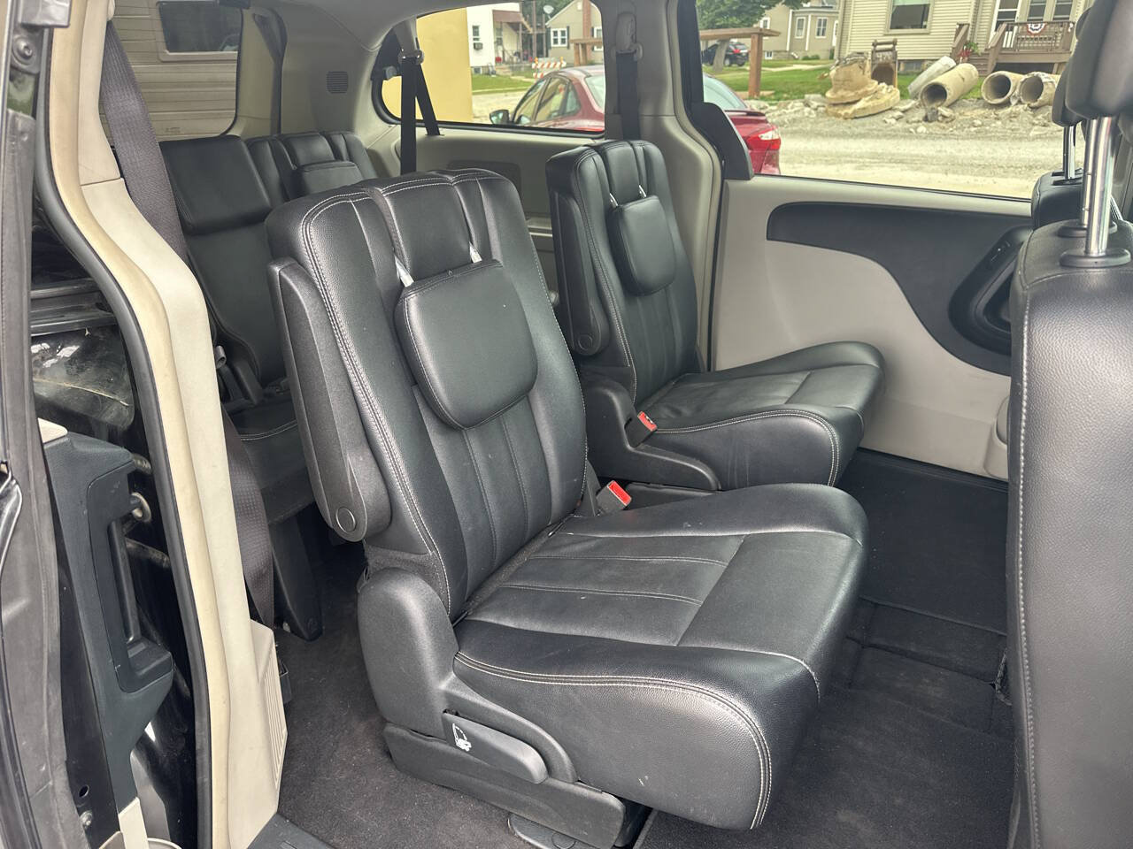 Used 2015 Chrysler Town & Country Touring FWD image 11