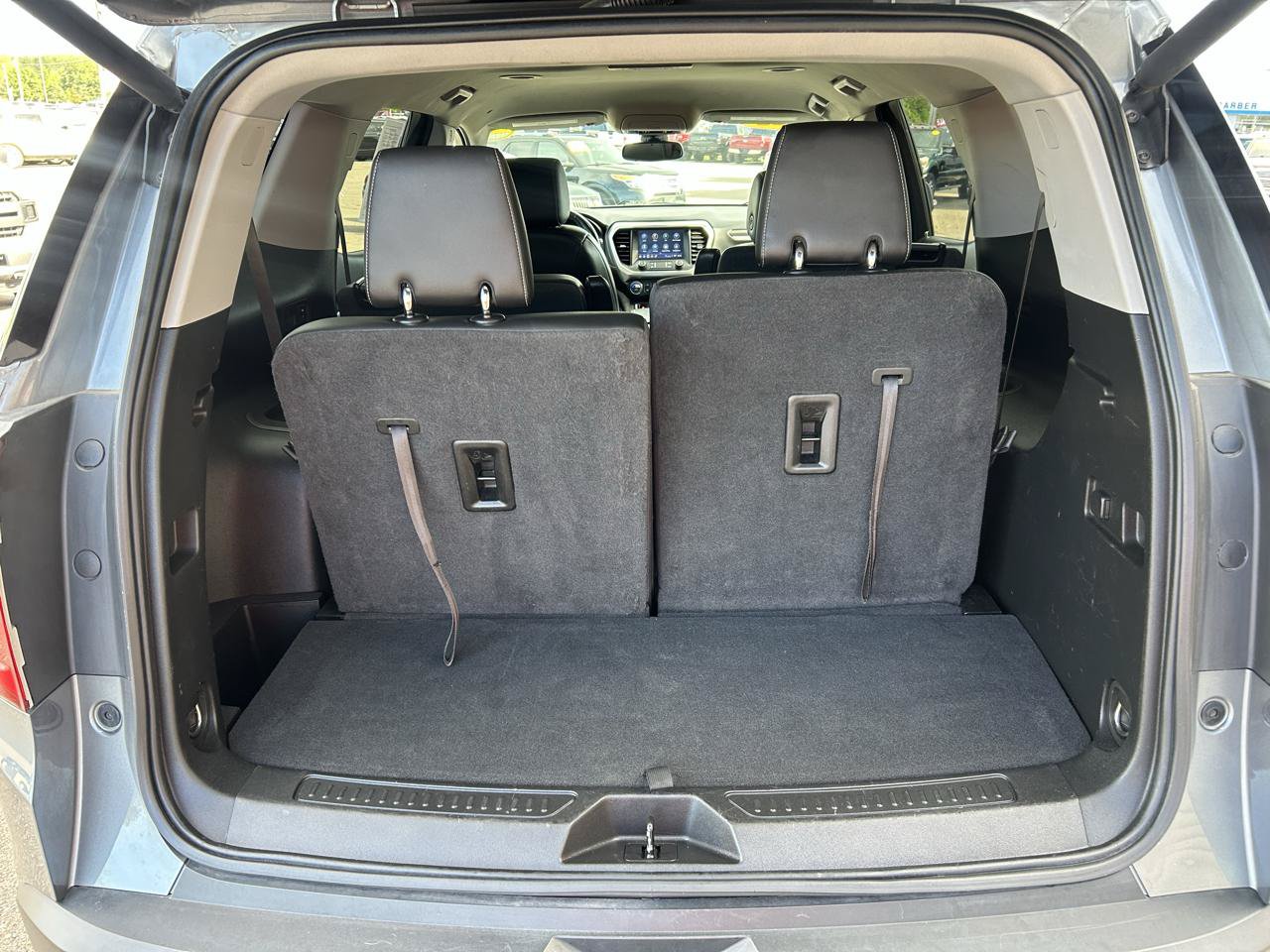 Used 2022 GMC Acadia SLT w/ LPO, Roadside Safety Package AWD/4WD image 18