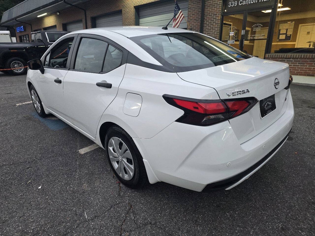 Used 2025 Nissan Versa S w/ Trunk Package FWD image 4