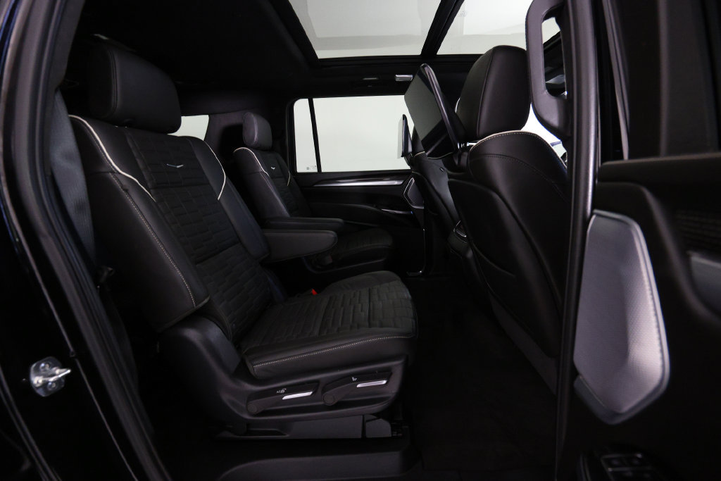 Used 2025 Cadillac Escalade ESV V AWD/4WD image 11