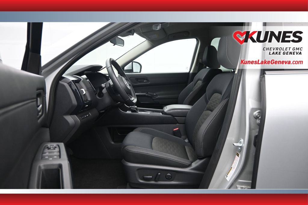 Used 2025 Nissan Pathfinder SV FWD image 21