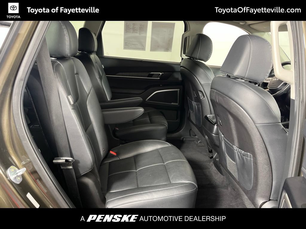 Used 2023 Kia Telluride EX w/ EX Captain's Chair Package FWD image 6