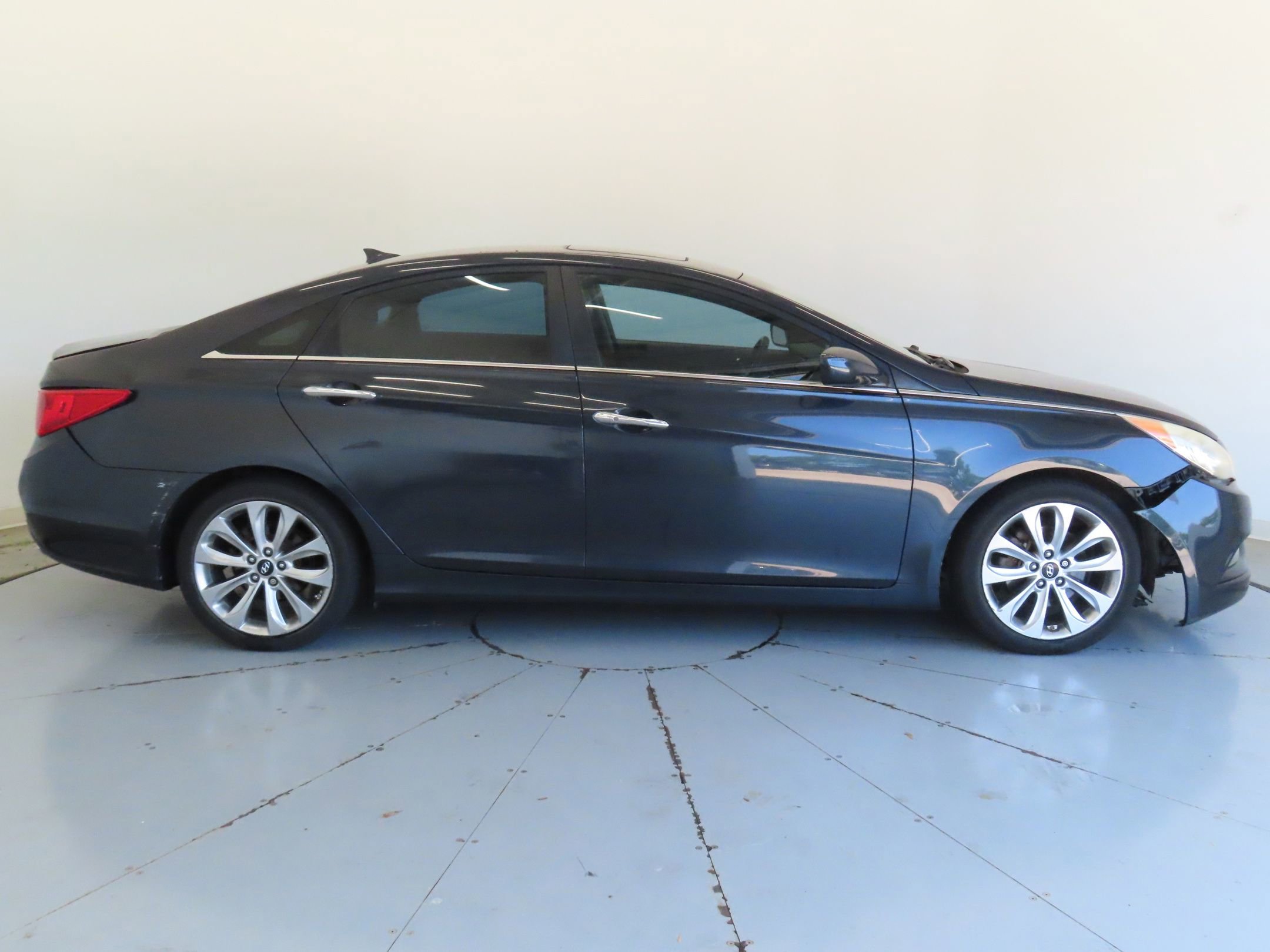 Used 2013 Hyundai Sonata SE w/ Navigation & Sunroof Pkg FWD image 2
