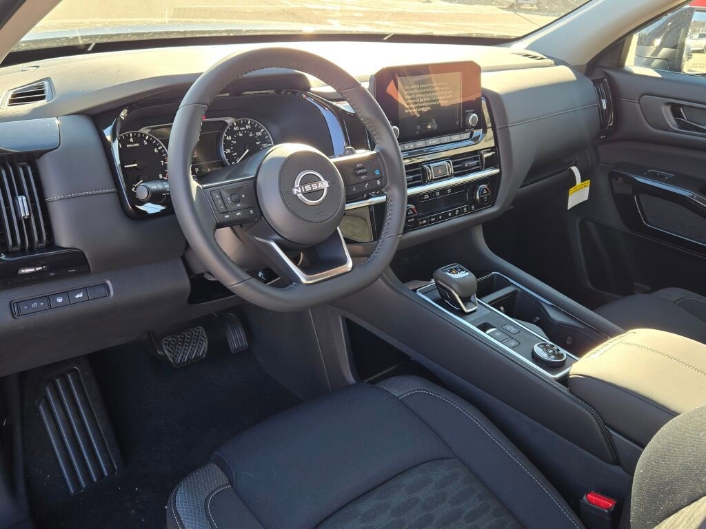 New 2025 Nissan Pathfinder SV w/ Black Appearance Package image 25
