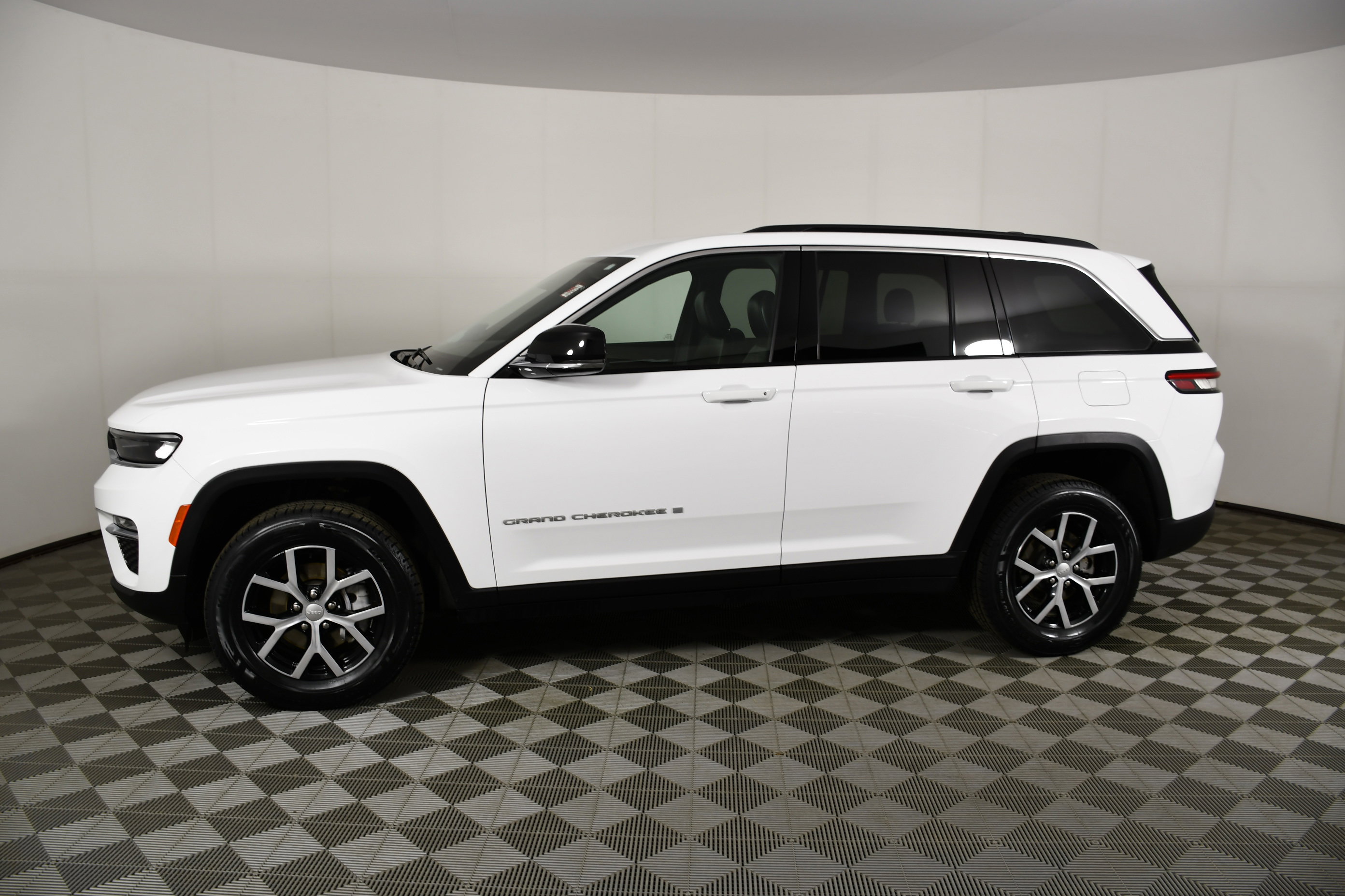 Used 2024 Jeep Grand Cherokee Limited AWD/4WD image 9
