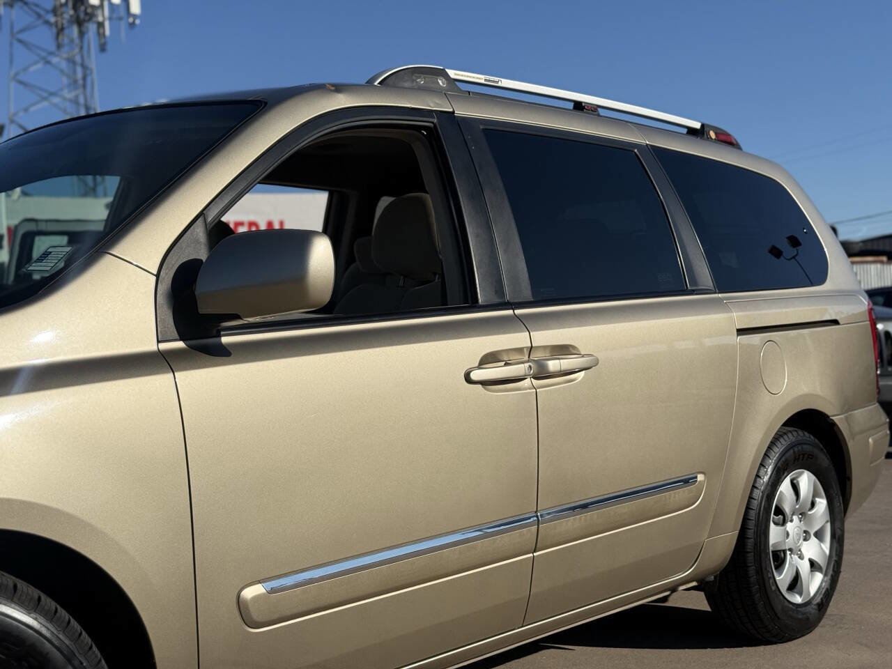 Used 2007 Hyundai Entourage Limited image 14