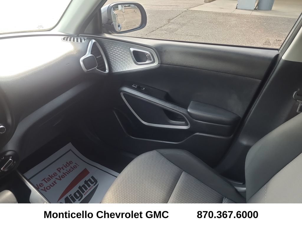 Used 2025 Kia Soul LX w/ LX Technology Package FWD image 25