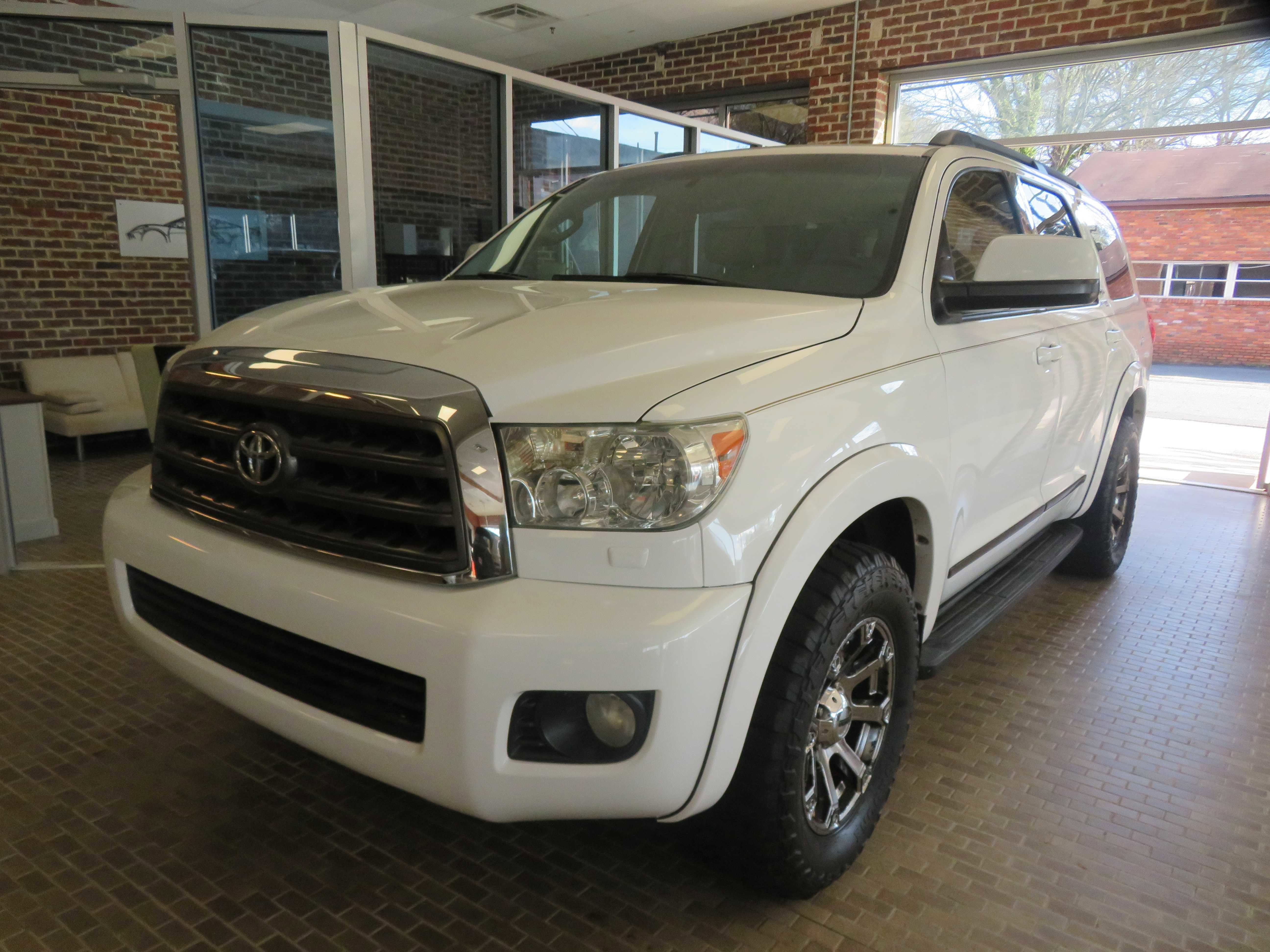 Used 2015 Toyota Sequoia SR5 w/ Premium Package image 1