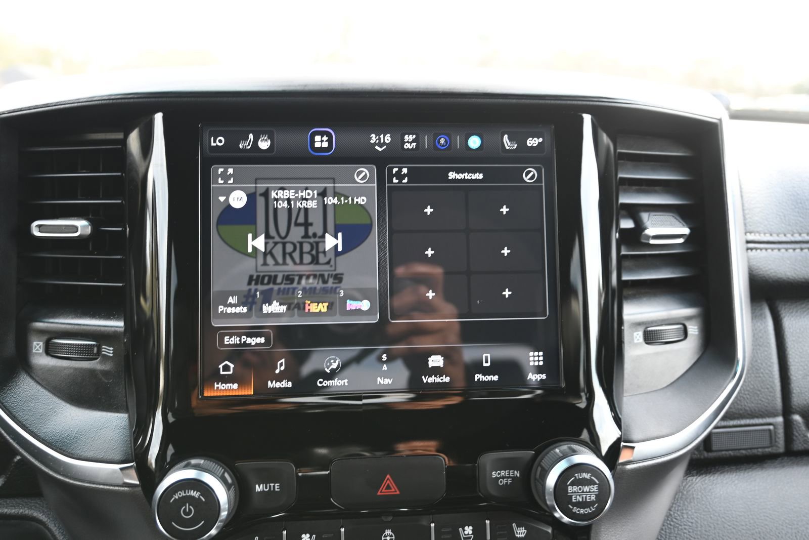 Used 2024 RAM 1500 Laramie image 13