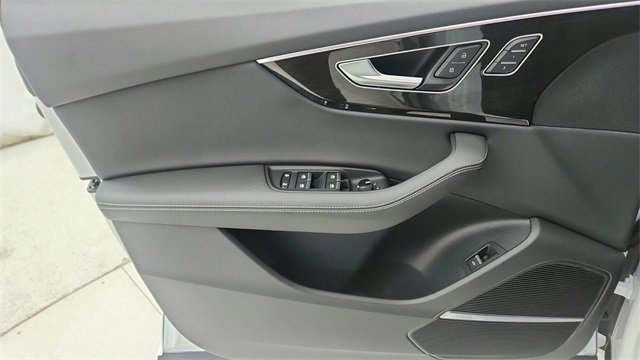 Used 2025 Audi Q8 Prestige w/ Prestige Package image 34