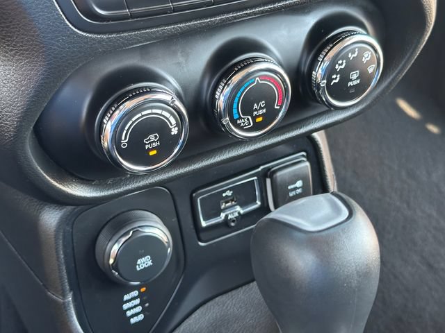 Used 2015 Jeep Renegade Latitude w/ Trailer Tow Group AWD/4WD image 34