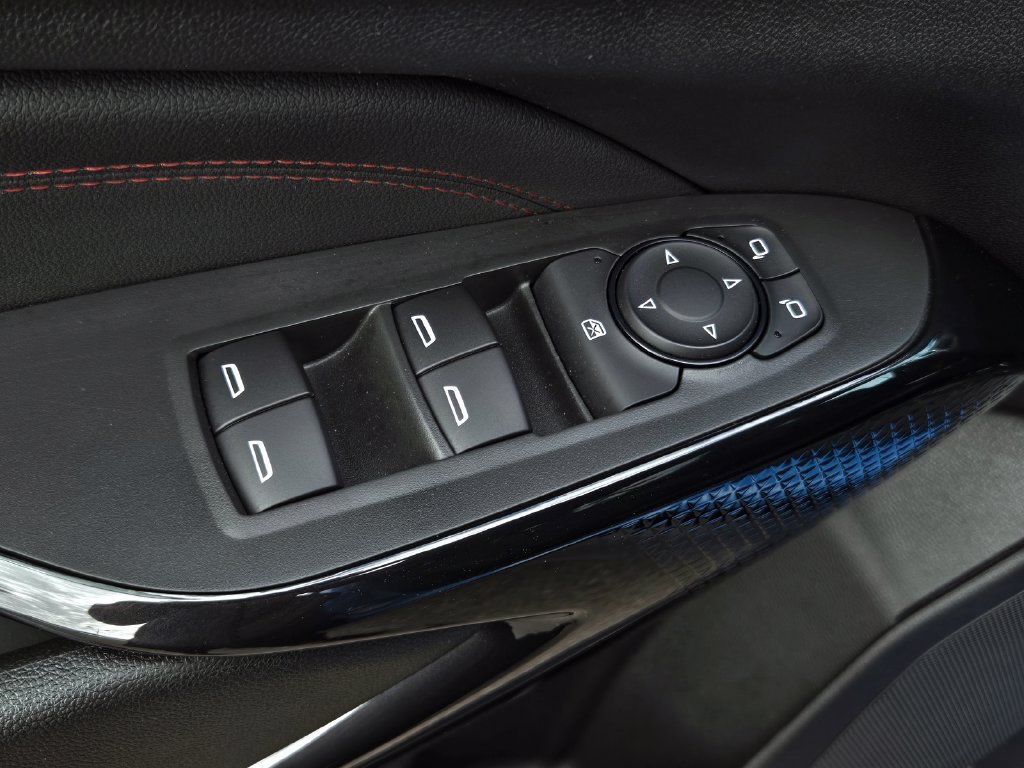 Used 2024 Chevrolet Trax RS w/ Sunroof Package FWD image 12