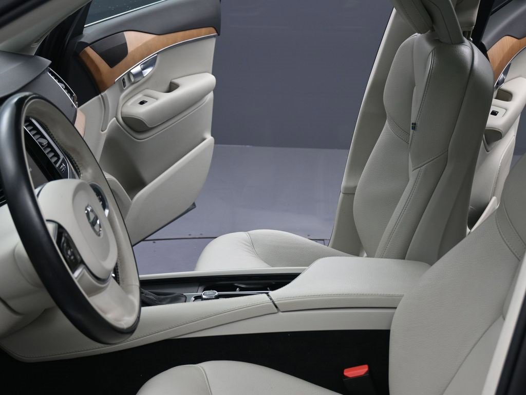Used 2021 Volvo XC90 T6 Momentum w/ Advanced Package image 17