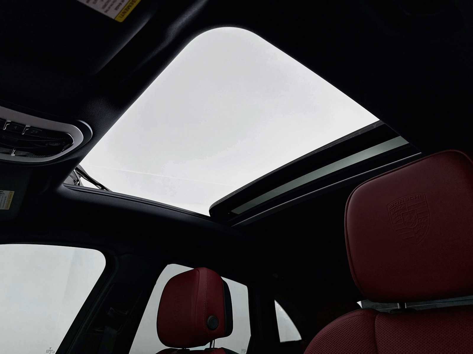 Certified 2025 Porsche Macan AWD/4WD image 22