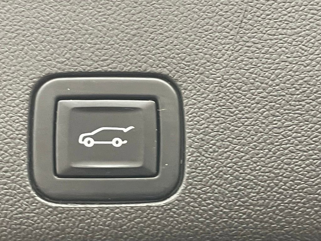 Certified 2022 Cadillac Escalade Sport Platinum w/ LPO, ONYX Package image 23