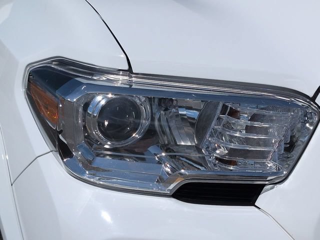 Certified 2022 Toyota Tacoma SR5 AWD/4WD image 10