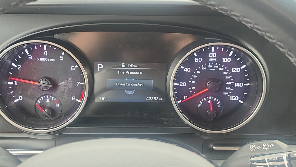 Used 2023 Kia Carnival LX FWD image 16