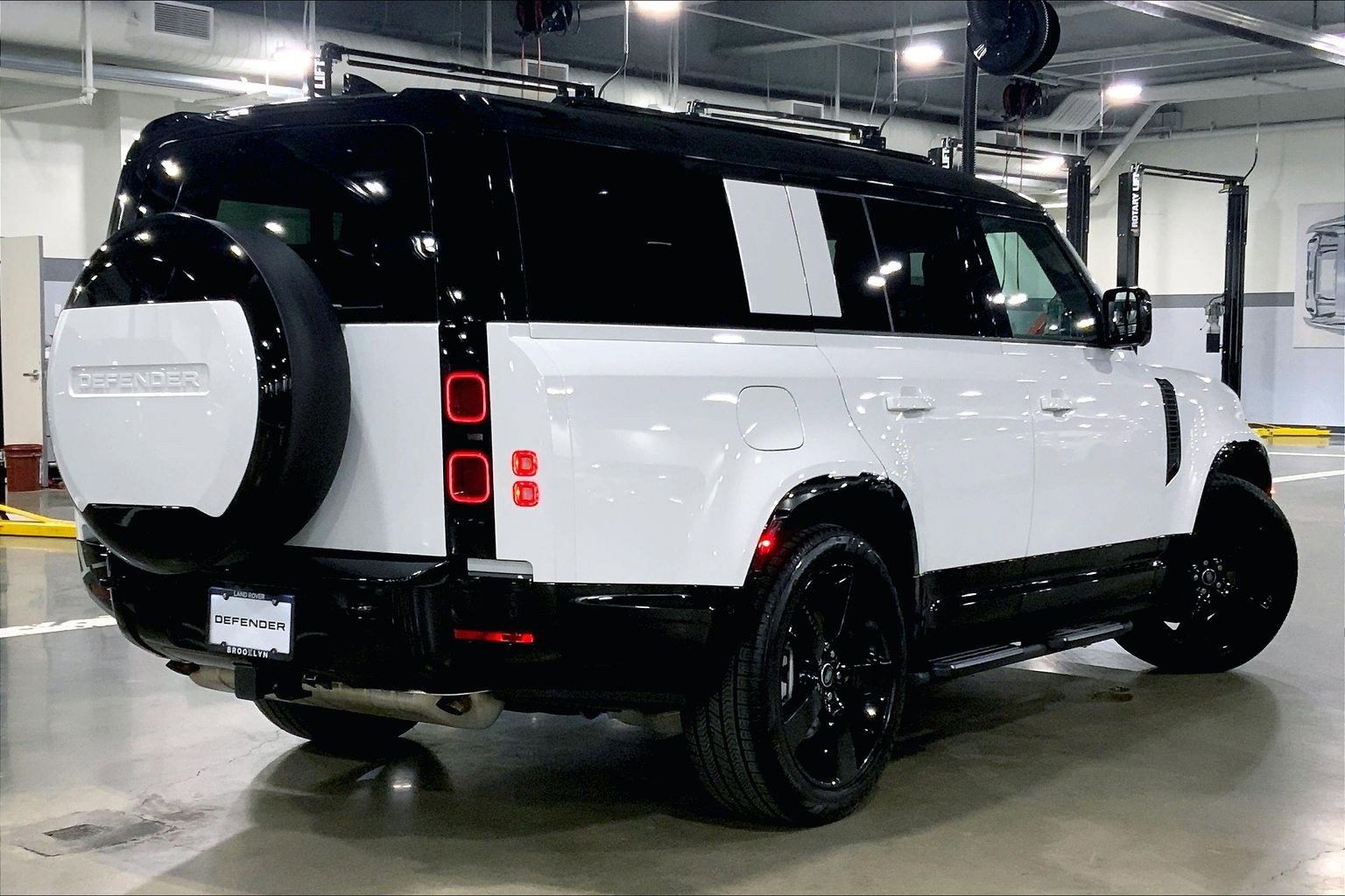 Used 2025 Land Rover Defender 130 X-Dynamic SE image 12