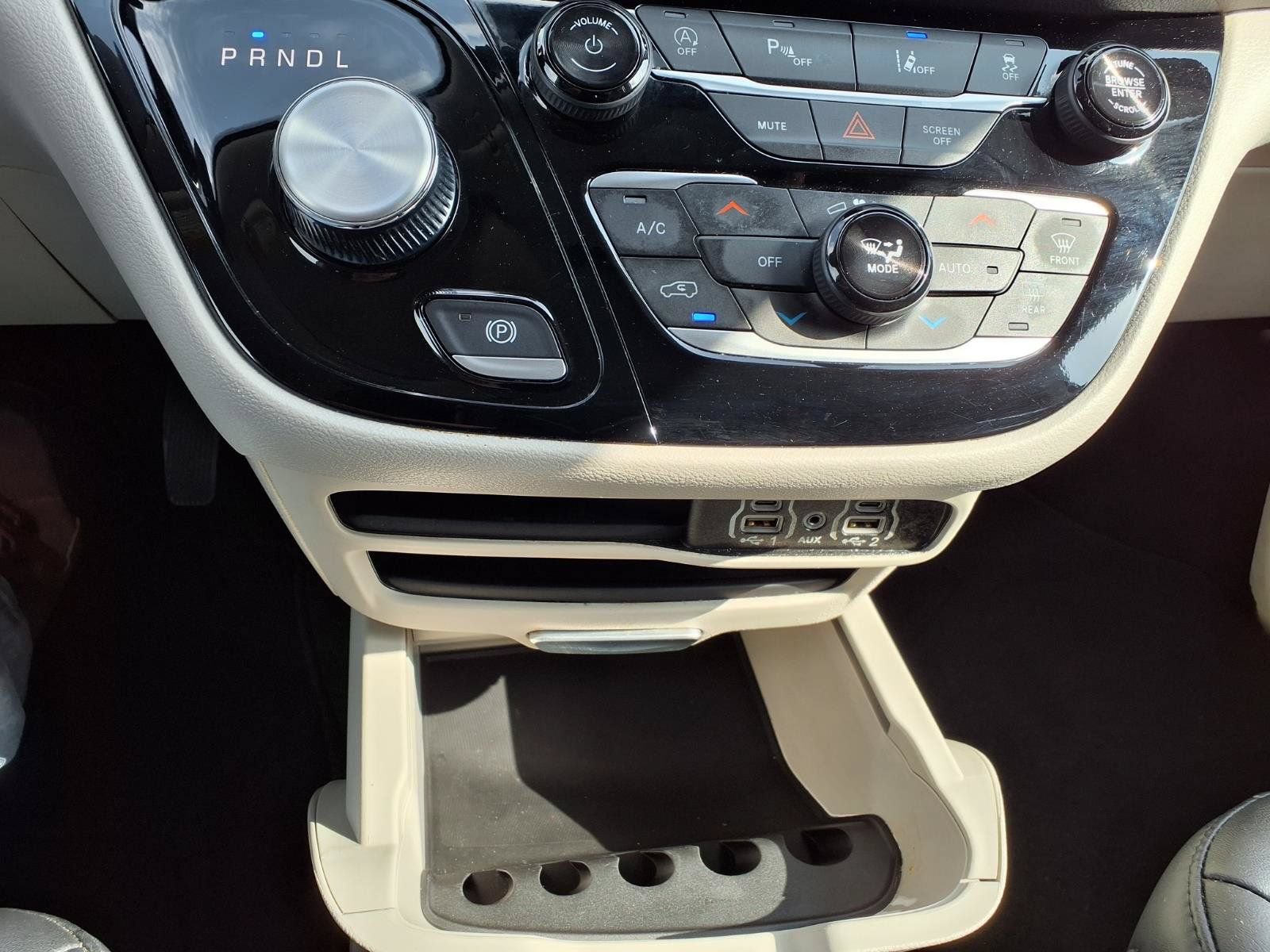 Used 2024 Chrysler Pacifica Touring-L FWD image 25