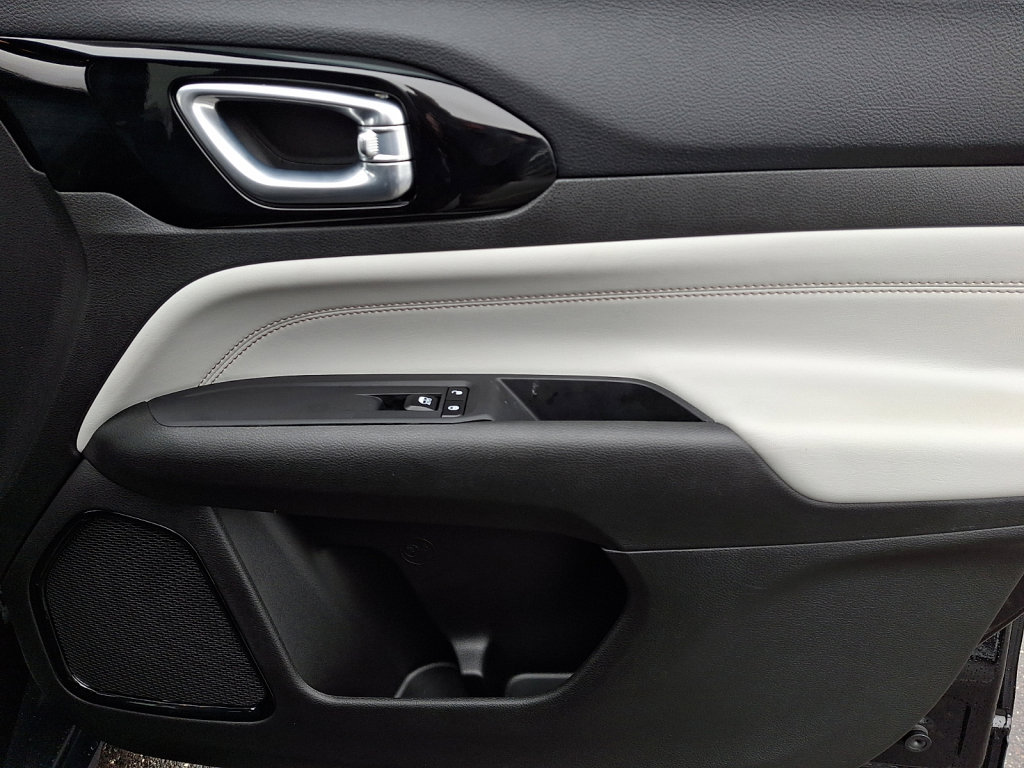 Used 2025 Jeep Compass Limited image 10