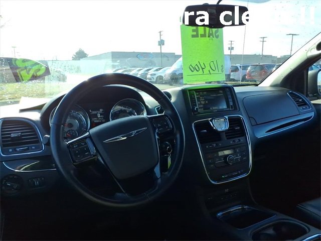 Used 2014 Chrysler Town & Country S image 9