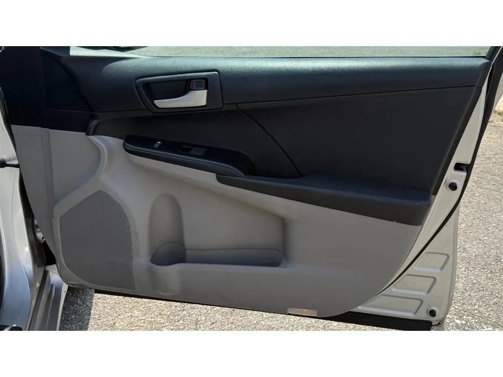 Used 2012 Toyota Camry LE FWD image 23