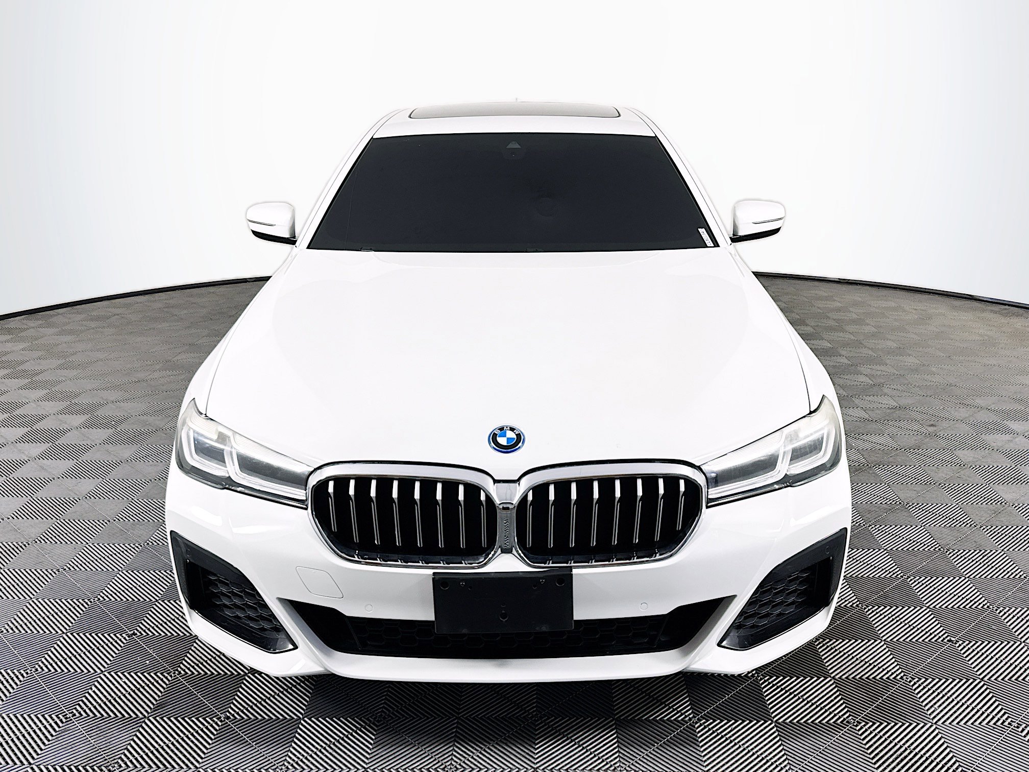 Used 2023 BMW 530e w/ M Sport Package image 2