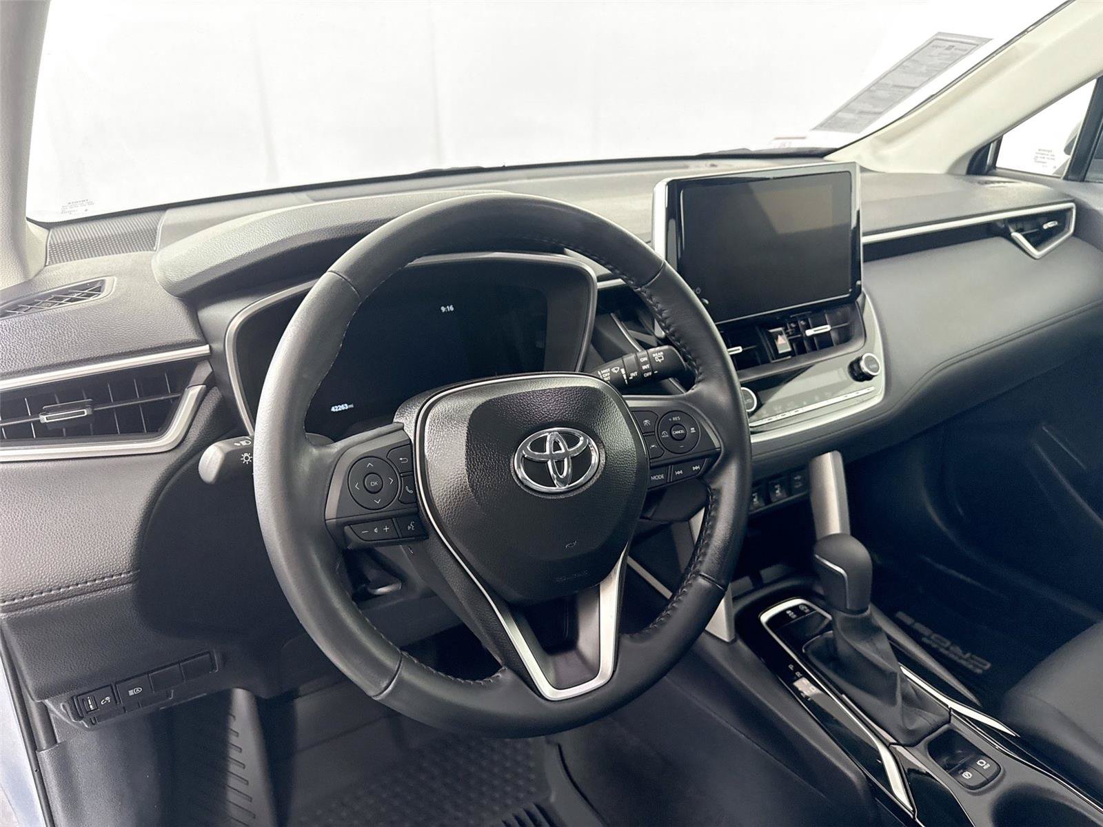 Certified 2025 Toyota Corolla Cross XLE FWD image 4