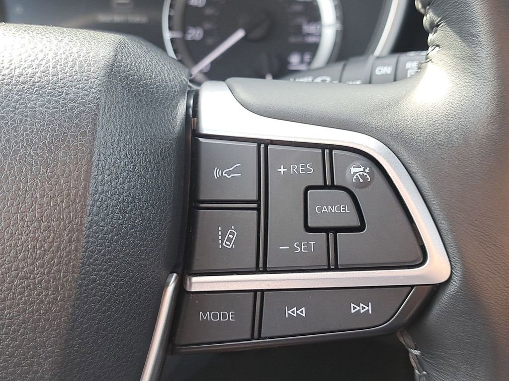 Used 2023 Toyota Highlander XSE image 28