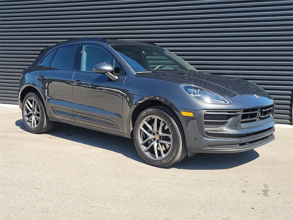 Certified 2025 Porsche Macan image 3