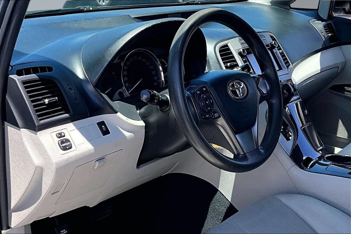 Used 2013 Toyota Venza LE FWD image 16