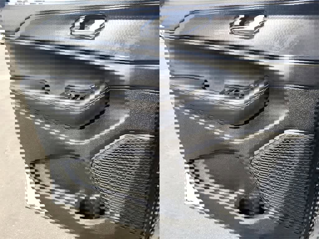 Used 2024 Jeep Grand Cherokee Laredo X image 16