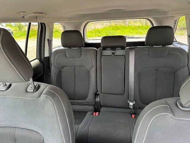 Used 2023 Jeep Grand Cherokee Laredo AWD/4WD image 18