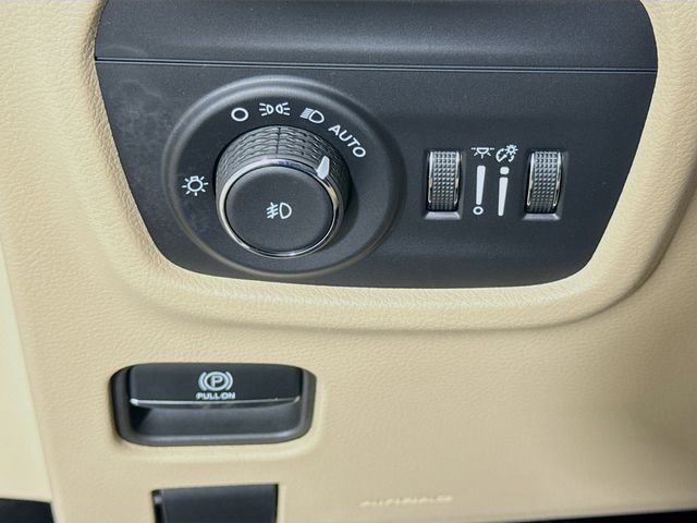 Used 2025 Jeep Grand Cherokee Limited w/ Luxury Tech Group II image 10