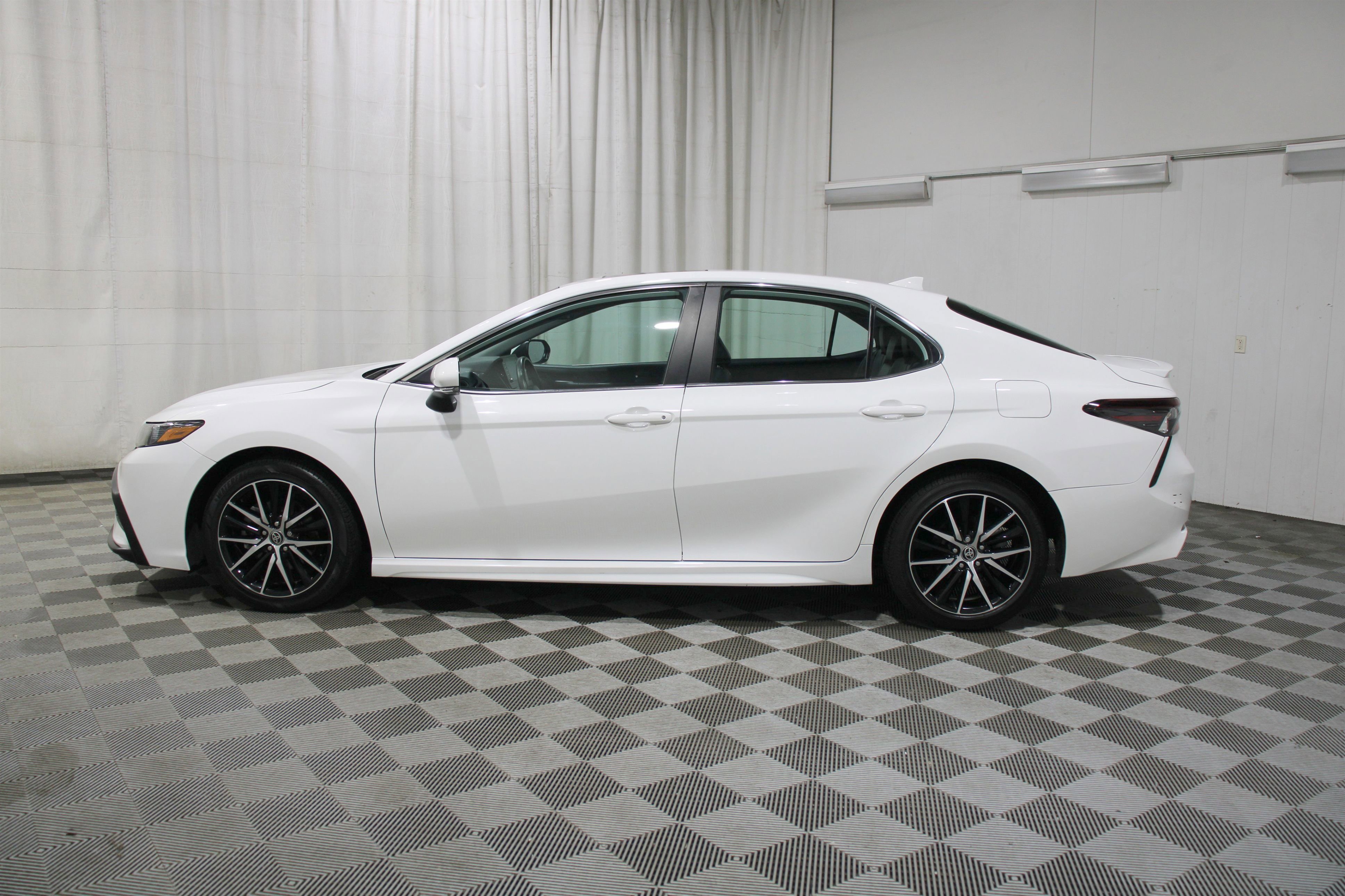 Used 2023 Toyota Camry SE image 32