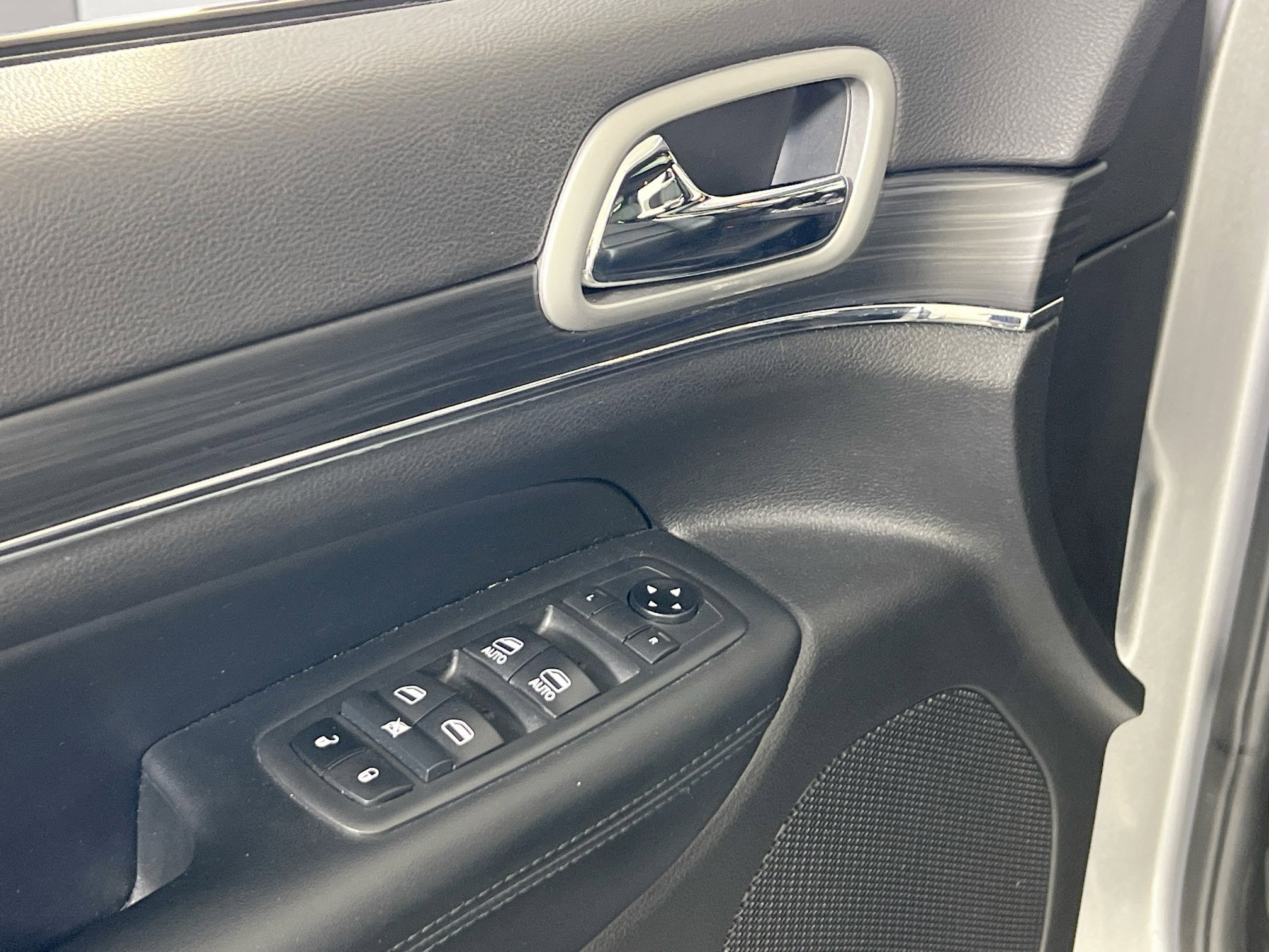 Used 2021 Jeep Grand Cherokee Limited image 18