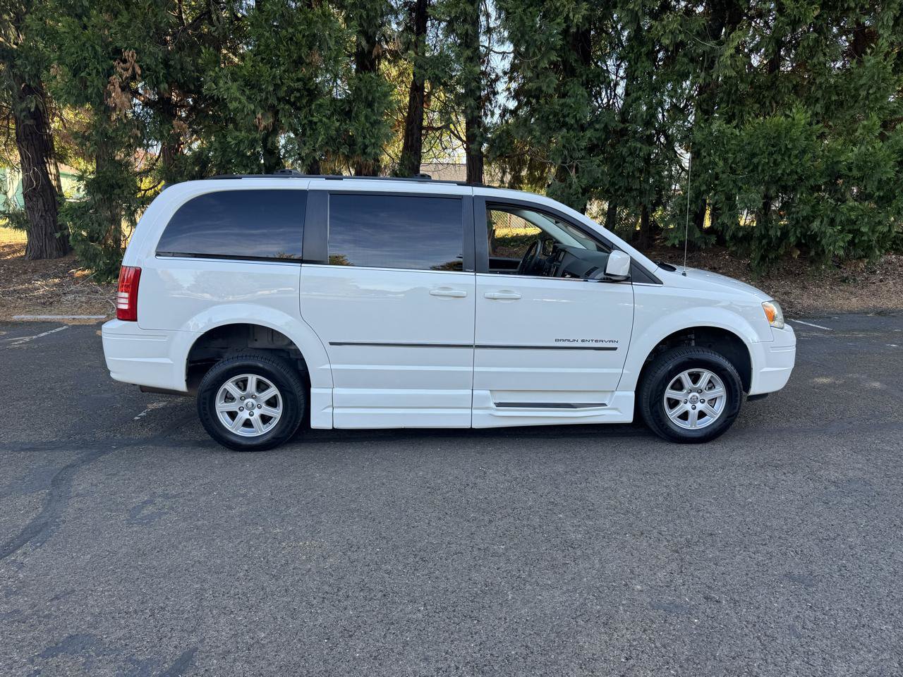 Used 2010 Chrysler Town & Country Touring FWD image 4