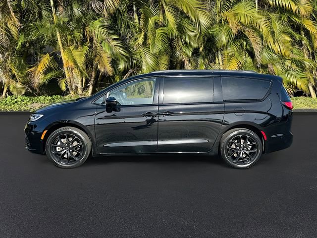 Used 2025 Chrysler Pacifica Limited w/ Uconnect Theater Family Group AWD/4WD image 8