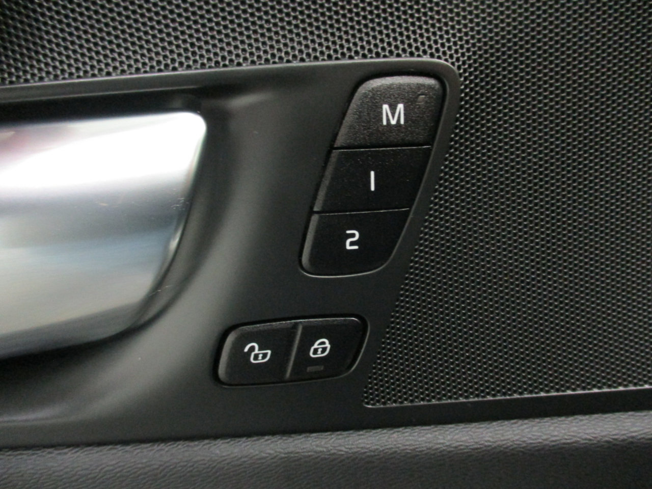 Used 2022 Volvo XC60 B5 Momentum image 20