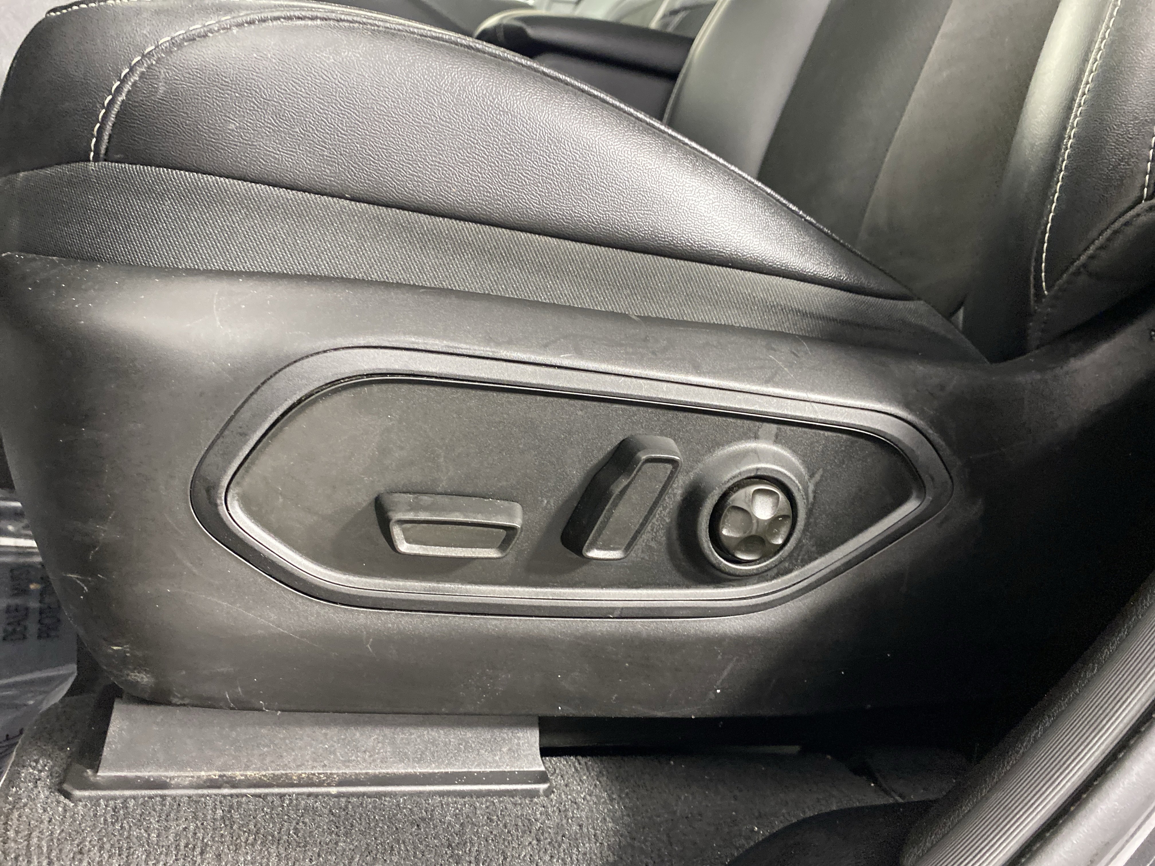 Used 2023 Jeep Grand Cherokee L Laredo image 17