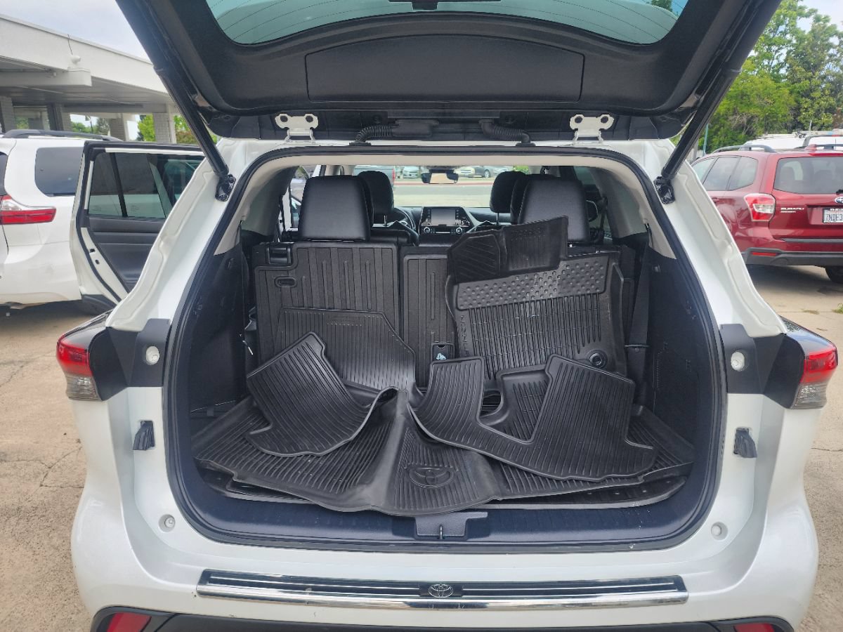 Used 2022 Toyota Highlander XLE FWD image 11