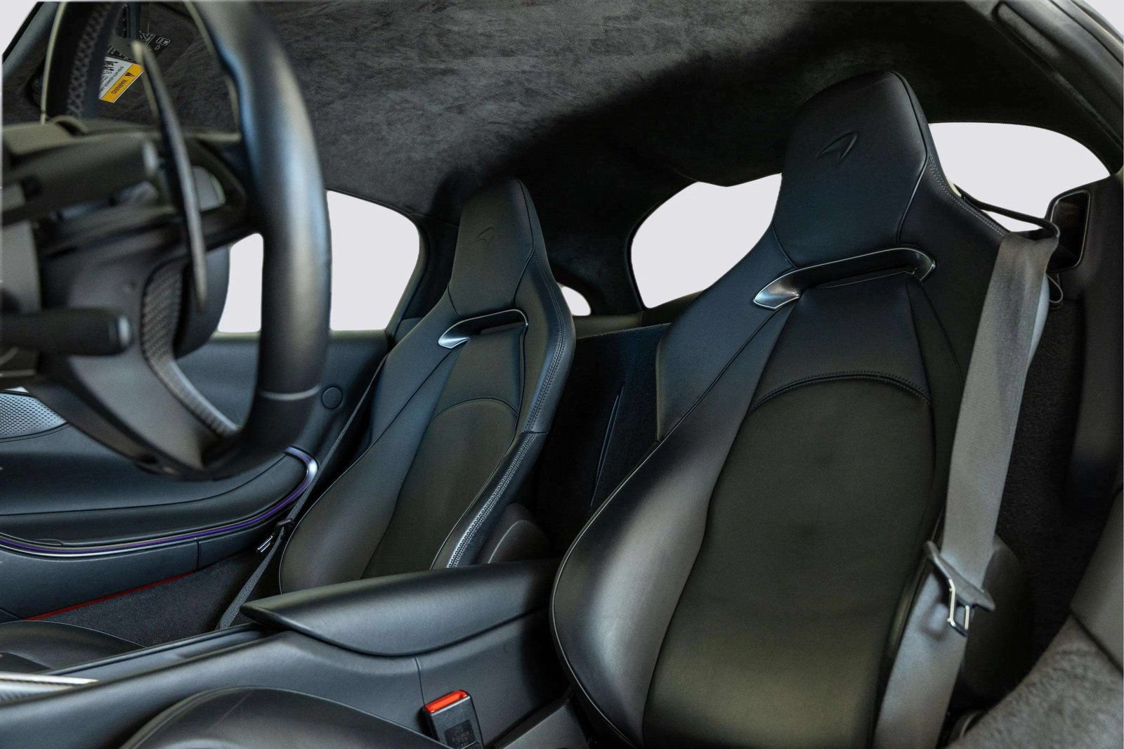 Used 2023 McLaren Artura RWD image 16