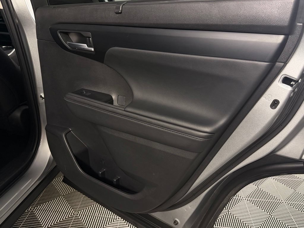 Used 2025 Toyota Highlander XLE FWD image 33