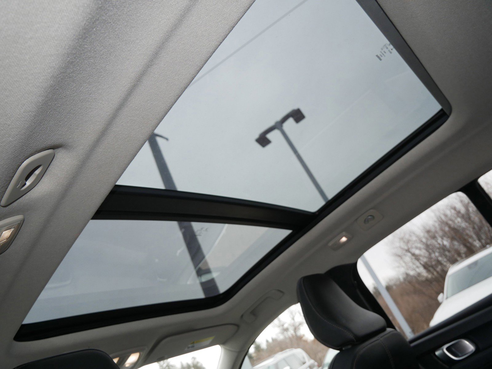 Used 2025 Volvo XC40 B5 Plus image 12