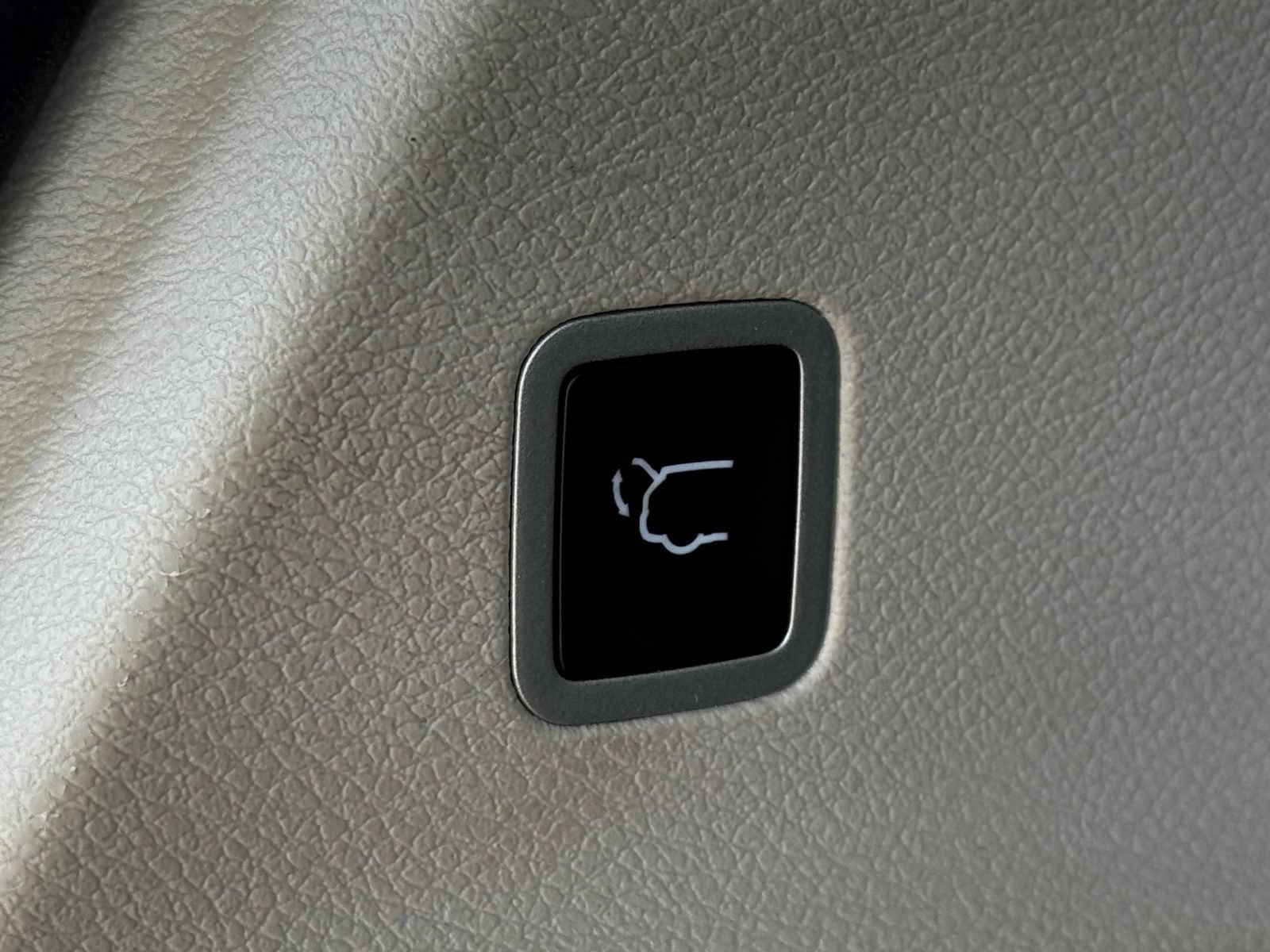 Used 2024 Chrysler Voyager LX FWD image 20