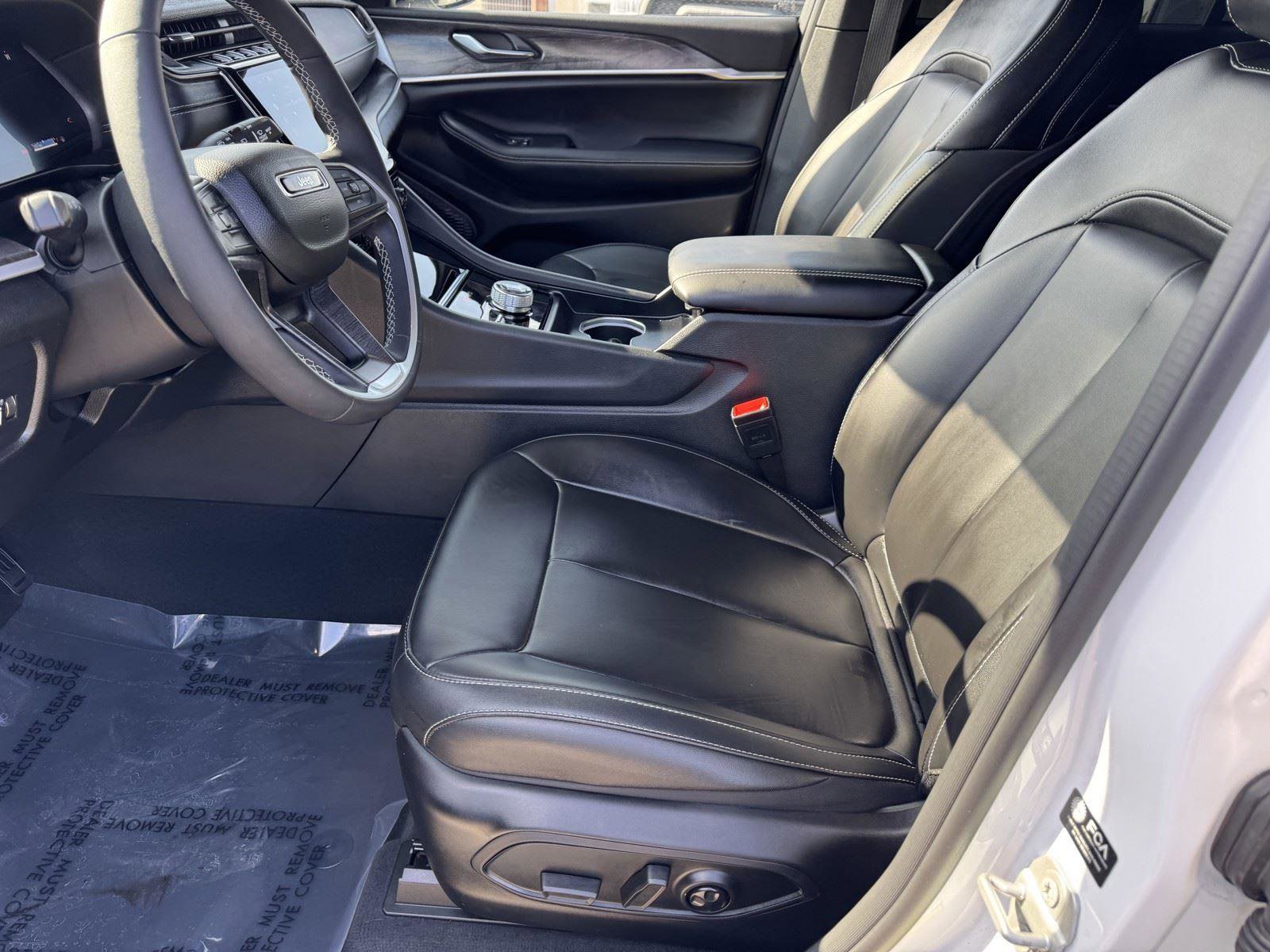 Certified 2024 Jeep Grand Cherokee Limited w/ Black Appearance Package AWD/4WD image 15