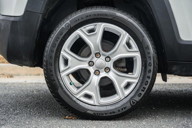 Used 2019 Jeep Renegade Latitude w/ Cold Weather Group image 29