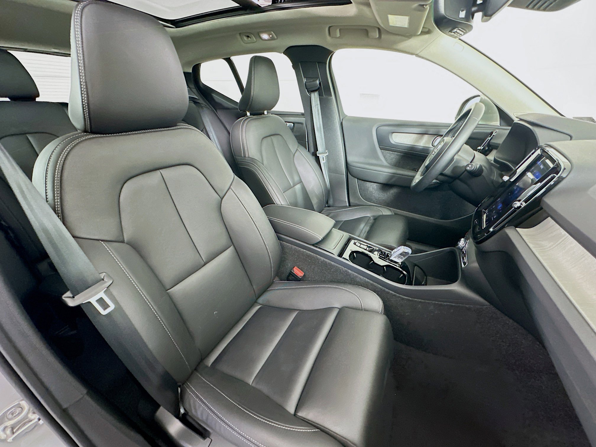 Used 2025 Volvo XC40 B5 Plus image 30