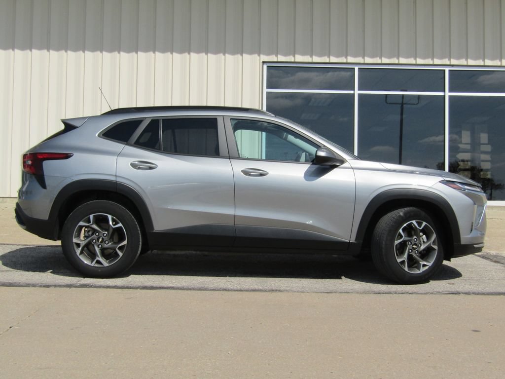 Used 2024 Chevrolet Trax LT FWD image 2
